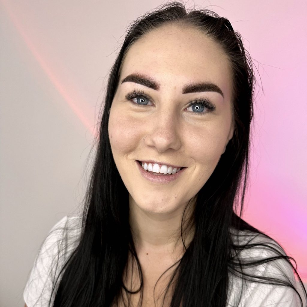 Brwi po makijażu permanentnym metodą Soft Ombre – naturalny efekt